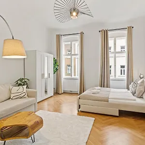  Apartment Cozy - 4 Min U6 Josefstaedterstrasse